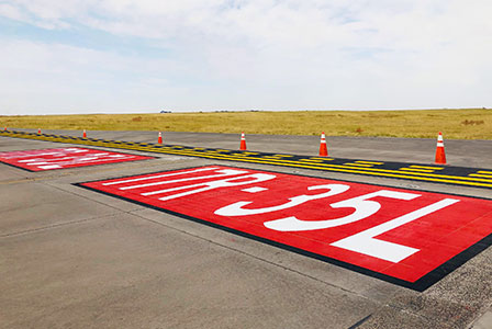 اجرای رنگ ترافیکی فرودگاه بر روی باند فرود